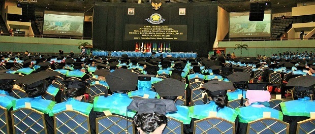 LULUS 911 WISUDAWAN, REKTOR UKI INGATKAN JANGAN LUPAKAN MOTTO KAMPUS