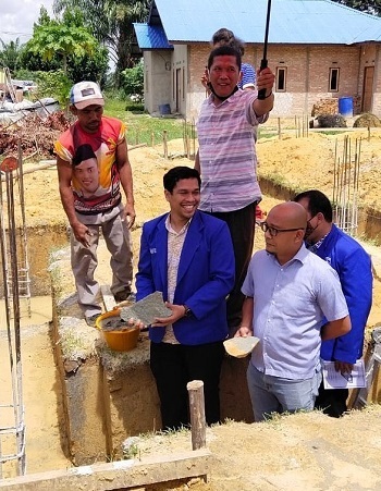 Sekum DPP GAMKI Sahat Sinurat ikut melakukan peletakan batu pertama Pembangunan Gedung Workshop di Komplek HKBP Sion Muara Fajar